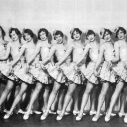 Tillerjeva dekleta v muzikalu Lumber Love Leslie Stiles, Emmetta in Berte Adams ter Freda A. Leslieja, Lyceum Theatre, London, 15. marca 1928